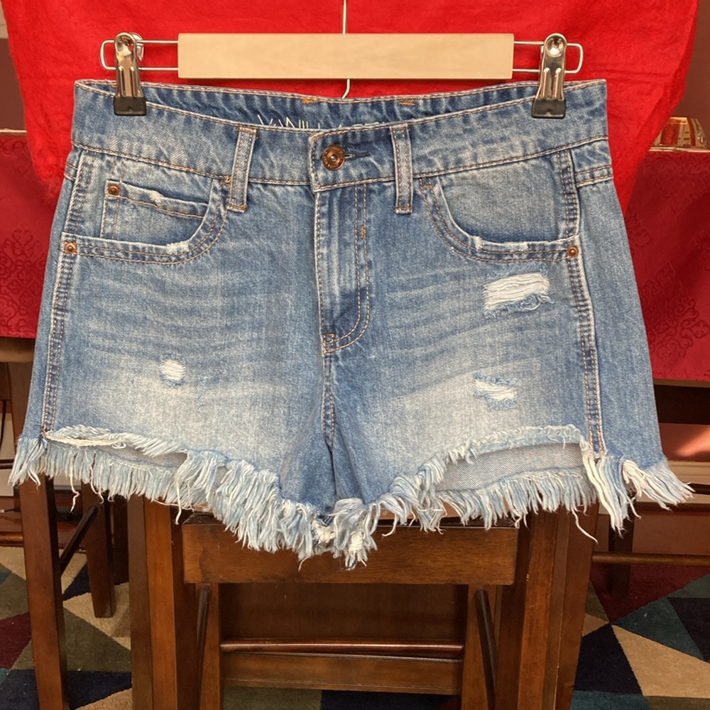 Vanilla Star Festival Short.  Size 7.